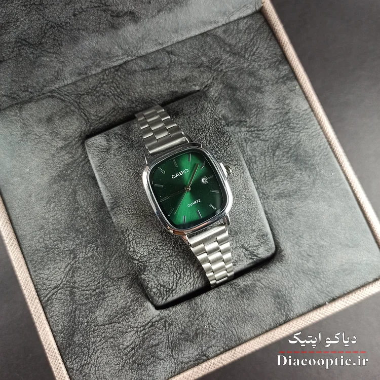 نمای نزدیک صفحه سبز با ایندکس سه بعدی و لوگوی کاسیو در مدل Casio1139